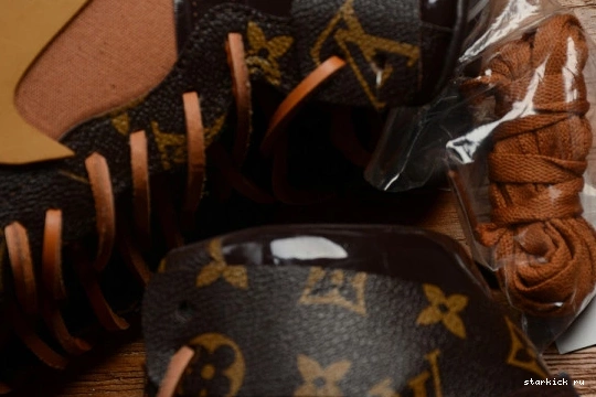 1 O-W AQ0818-158 CASE) AQ0818-158 -LouiV AIR (WITH JORDAN 0228